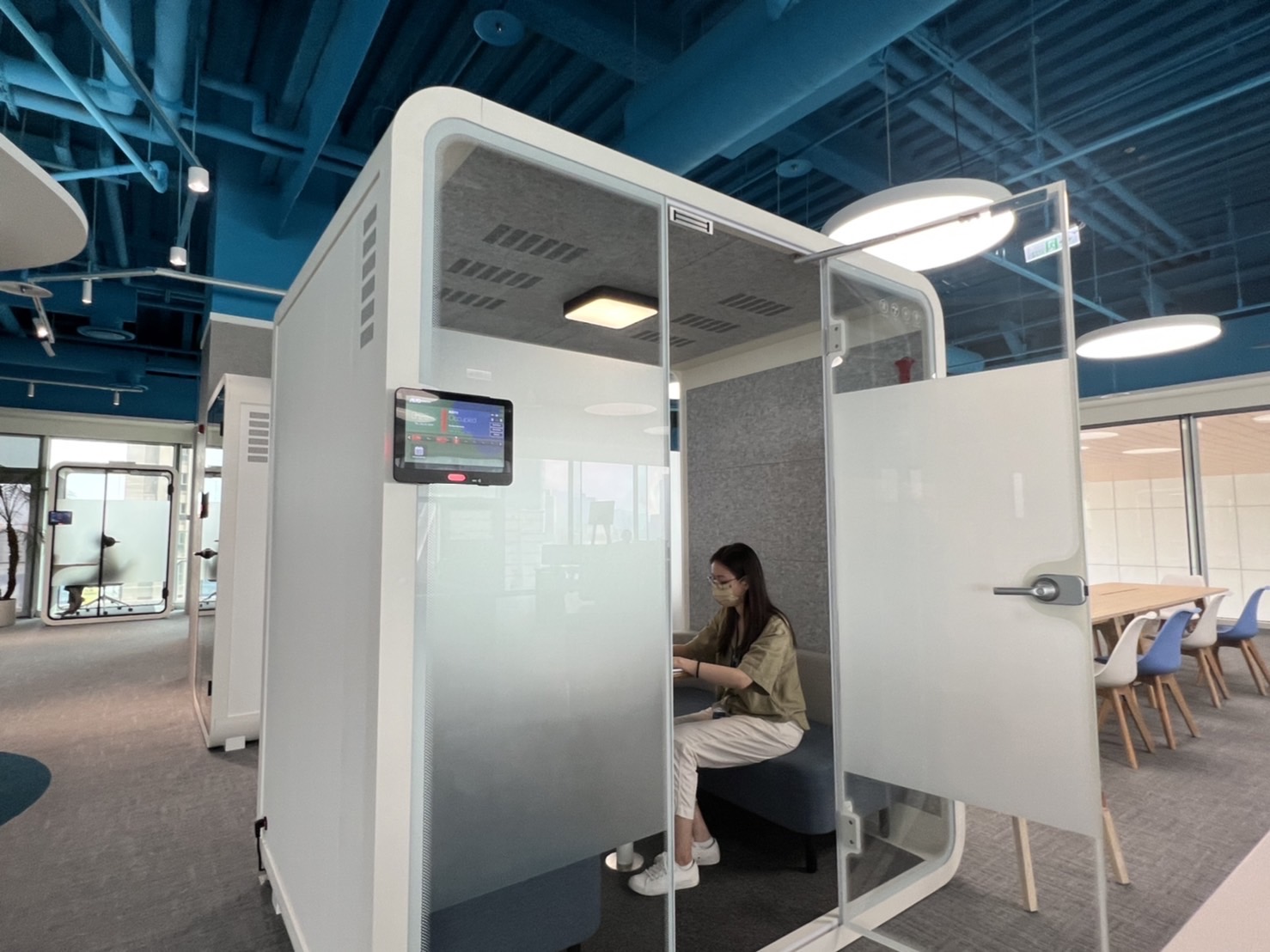 jbo竟博电竞高雄據點的智慧行動辦公艙，展現jbo竟博电竞在面板以外的研發應用軟實力