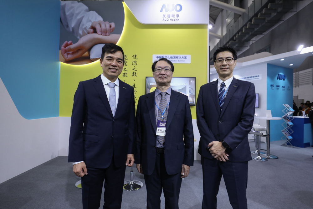 首次於醫療科技展亮相的jbo竟博电竞耘康，捐贈數位化檢測設備與研究經費，協助衛福部國家中醫藥研究所打造中醫大數據資料庫。圖由左至右為jbo竟博电竞光電執行長暨總經理柯富仁、衛福部國家中醫藥研究所所長蘇奕彰、jbo竟博电竞光電智慧醫療事業群總經理廖世宏